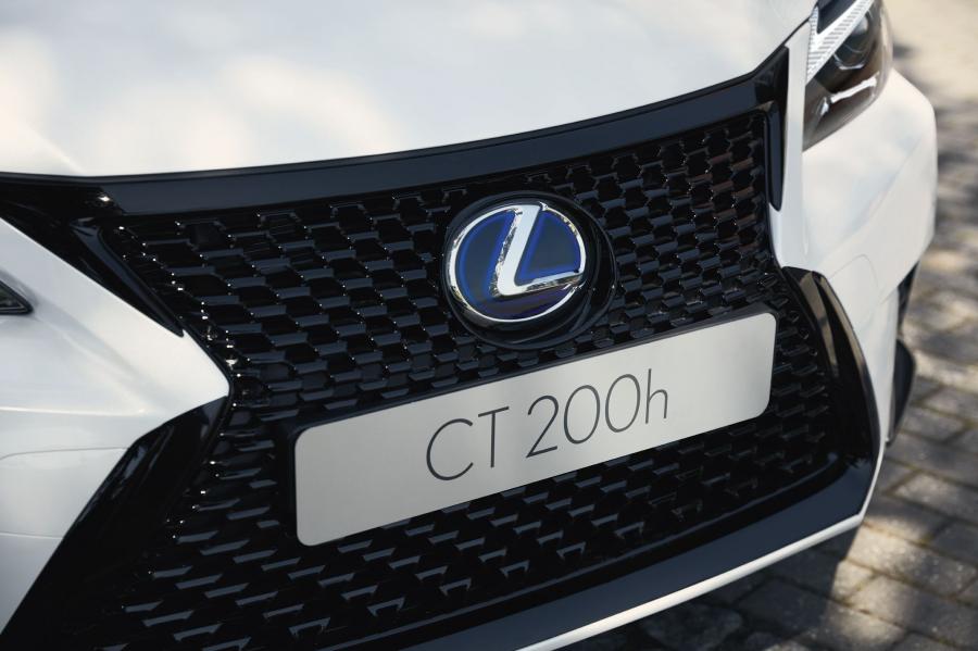 Детали экстерьера Lexus CT200h Hybrid Special Edition Sport 2018 года  (фото 4 из 7)